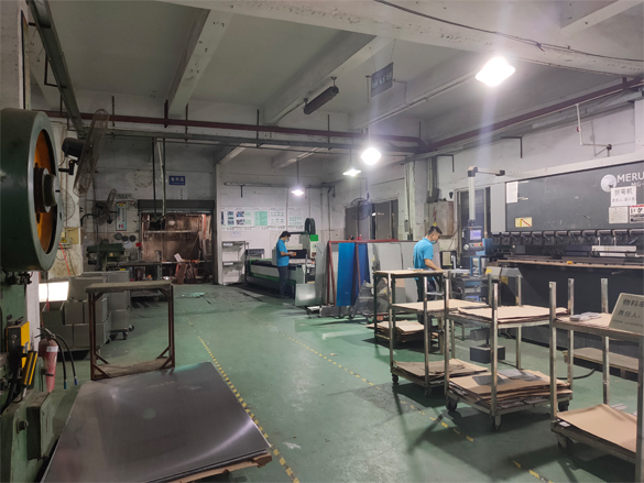訂做鋼網存儲柜加工車間2
