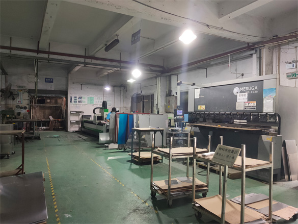 防靜電工作臺(tái)加工車(chē)間.jpg